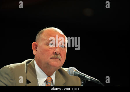 Pensionati Adm. Thad Allen, national incident commander per la Gulf oil spill, partecipa a un panel di discussione sul processo decisionale all'interno del comando unificato nel corso di una audizione pubblica sulla risposta al BP Deepwater Horizion fuoriuscite di olio, a Washington nel mese di settembre, 27, 2010. UPI/Kevin Dietsch Foto Stock