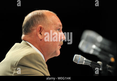 Pensionati Adm. Thad Allen, national incident commander per la Gulf oil spill, partecipa a un panel di discussione sul processo decisionale all'interno del comando unificato nel corso di una audizione pubblica sulla risposta al BP Deepwater Horizion fuoriuscite di olio, a Washington nel mese di settembre, 27, 2010. UPI/Kevin Dietsch Foto Stock