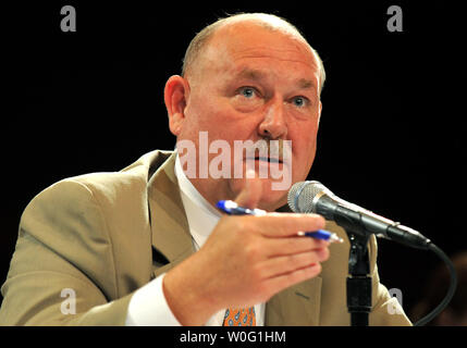 Pensionati Adm. Thad Allen, national incident commander per la Gulf oil spill, partecipa a un panel di discussione sul processo decisionale all'interno del comando unificato nel corso di una audizione pubblica sulla risposta al BP Deepwater Horizion fuoriuscite di olio, a Washington nel mese di settembre, 27, 2010. UPI/Kevin Dietsch Foto Stock