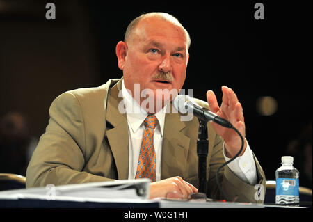 Pensionati Adm. Thad Allen, national incident commander per la Gulf oil spill, partecipa a un panel di discussione sul processo decisionale all'interno del comando unificato nel corso di una audizione pubblica sulla risposta al BP Deepwater Horizion fuoriuscite di olio, a Washington nel mese di settembre, 27, 2010. UPI/Kevin Dietsch Foto Stock