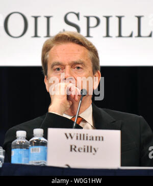 William Reilly, copresidente della commissione nazionale sulla BP Deepwater Horizon fuoriuscite di olio e di perforazione offshore, domande pensionati Adm. Thad Allen, national incident commander per la Gulf oil spill, durante un panel di discussione sul processo decisionale all'interno del comando unificato nel corso di una audizione pubblica sulla risposta al BP Deepwater Horizion fuoriuscite di olio, a Washington nel mese di settembre, 27, 2010. UPI/Kevin Dietsch Foto Stock