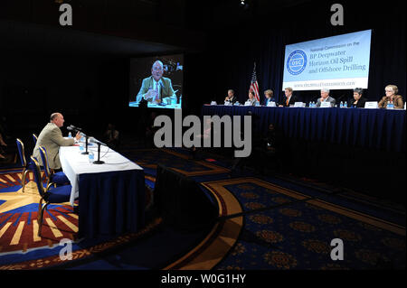 Pensionati Adm. Thad Allen, national incident commander per la Gulf oil spill, partecipa a un panel di discussione sul processo decisionale all'interno del comando unificato nel corso di una audizione pubblica sulla risposta al BP Deepwater Horizion fuoriuscite di olio, a Washington nel mese di settembre, 27, 2010. UPI/Kevin Dietsch Foto Stock