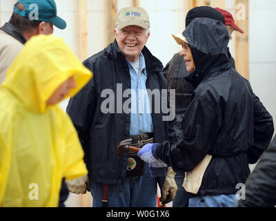 L ex Presidente Jimmy Carter e sua moglie Rosalynn lavora con altri volontari su una casa come parte dell'Habitat for Humanity Carter Progetto di lavoro nel nord-est di Washington D.C., il 4 ottobre 2010. I carradori stanno contribuendo a costruire sei case e riabilitare i sei altri nella Ivy città quartiere. UPI/Roger L. Wollenberg Foto Stock