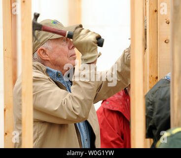 L ex Presidente Jimmy Carter lavora su una casa come parte dell'Habitat for Humanity Carter Progetto di lavoro nel nord-est di Washington D.C., il 4 ottobre 2010. Carter e sua moglie Rosalynn stanno contribuendo a costruire sei case e riabilitare i sei altri nella Ivy città quartiere. UPI/Roger L. Wollenberg Foto Stock