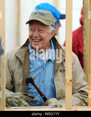 L ex Presidente Jimmy Carter lavora su una casa come parte dell'Habitat for Humanity Carter Progetto di lavoro nel nord-est di Washington D.C., il 4 ottobre 2010. Carter e sua moglie Rosalynn stanno contribuendo a costruire sei case e riabilitare i sei altri nella Ivy città quartiere. UPI/Roger L. Wollenberg Foto Stock