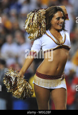 Un Washington Redskins' cheerleader esegue come Redskins riprodurre la Indianapolis Colts a FedEx in campo Landover, Maryland il 17 ottobre 2010. UPI/Kevin Dietsch Foto Stock