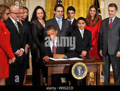 Il presidente Barack Obama segni ordine esecutivo sulla Casa Bianca iniziativa sull eccellenza didattica per gli ispanici nel corso di una cerimonia che si terrà nella Sala Est della Casa Bianca a Washington, 19 ottobre 2010. UPI/Kevin Dietsch Foto Stock