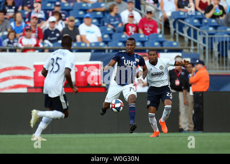 Giugno 26, 2019; Foxborough, MA, USA; New England Revolution in avanti Cristian Penilla (70) e Philadelphia Unione defender Ray Gaddis (28) in azione durante una partita di MLS tra Unione di Philadelphia e New England Revolution a Gillette Stadium. Anthony Nesmith/CSM Foto Stock