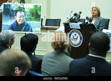 Sost. Ileana Ros-Lehtinen (R-FL), classifica gli Stati della casa commissione per gli Affari Esteri, parla nel corso di una conferenza stampa in onore del dissidente cinese e vincitore del Premio Nobel Liu Xiaobo e invito il governo cinese a migliorare la situazione dei diritti umani, sulla Capitol Hill a Washington il 7 dicembre 2010. UPI/Kevin Dietsch Foto Stock