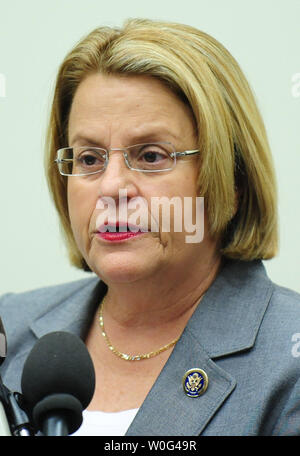 Sost. Ileana Ros-Lehtinen (R-FL), classifica gli Stati della casa commissione per gli Affari Esteri, parla nel corso di una conferenza stampa in onore del dissidente cinese e vincitore del Premio Nobel Liu Xiaobo e invito il governo cinese a migliorare la situazione dei diritti umani, sulla Capitol Hill a Washington il 7 dicembre 2010. UPI/Kevin Dietsch Foto Stock