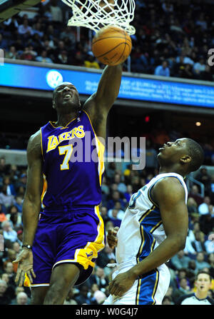 Los Angeles Lakers' Lamar Odom va al cestello contro Washington Wizards' Kevin Serafino durante il terzo trimestre al Verizon Center di Washington il 14 dicembre 2010. UPI/Kevin Dietsch Foto Stock