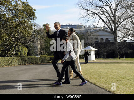 Stati Uniti Il presidente Barack Obama , figlia Sasha, First Lady Michelle Obama e la figlia Malia (oscurato) a piedi dalla Marina Uno alla Casa Bianca dopo il ritorno dalla loro vacanza alle Hawaii il 4 gennaio 2011. UPI/Roger L. Wollenberg Foto Stock