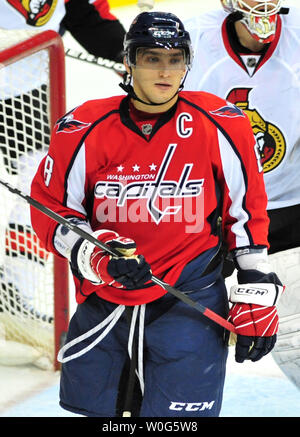 Washington capitali " Alex Ovechkin è visto come i capitelli riprodurre i Senatori di Ottawa al Verizon Center di Washington il 16 gennaio 2011. UPI/Kevin Dietsch Foto Stock