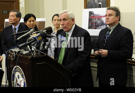 Sost. Frank Wolf, R-VA, parla mentre sost. Christopher Smith, R-N.J. appare come una coalizione dei diritti umani leader detiene una discussione riguardante la situazione dei diritti umani in Cina al Campidoglio di Washington il 18 gennaio 2011. Il presidente cinese Hu Jintao è arrivato oggi per una visita di Stato. UPI/Roger L. Wollenberg Foto Stock