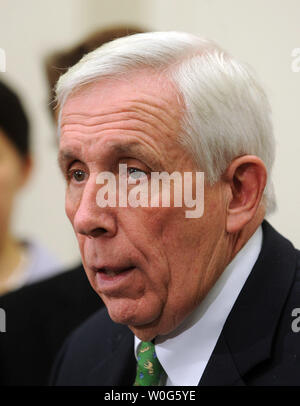 Sost. Frank Wolf, R-VA, parla come una coalizione dei diritti umani leader detiene una discussione riguardante la situazione dei diritti umani in Cina al Campidoglio di Washington il 18 gennaio 2011. Il presidente cinese Hu Jintao è arrivato oggi per una visita di Stato. UPI/Roger L. Wollenberg Foto Stock