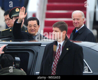 Il presidente Hu Jintao della Repubblica popolare di Cina onde come Vice Presidente Joe Biden stand by durante una cerimonia di arrivo Andrews Air Force Base in Maryland il 18 gennaio 2011. Presidente Jintao è in visita ufficiale negli Stati Uniti. UPI/Kevin Dietsch Foto Stock