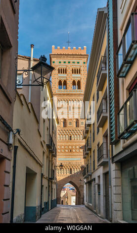 Torre de San Martin, torre Mujedar, del XIII secolo, visto da Calle de los Amantes, in Teruel Aragona, Spagna Foto Stock