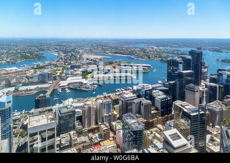 Vista dalla Torre di Sydney su Darling Harbour e il quartiere centrale degli affari (CBD), Sydney, Australia Foto Stock