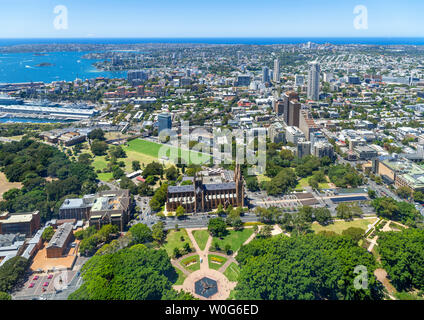 Vista dalla Torre di Sydney su Hyde Park, il dominio e il Kings Cross con la Cattedrale di St Mary in primo piano, Sydney, Nuovo Galles del Sud, Australia Foto Stock