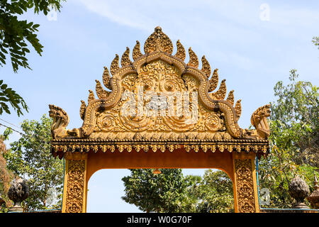 Un ornato arco d'ingresso di un tempio sconosciuto e sepoltura vicino a Kampong Phluk, Tonlé Sap lago, vicino a Siem Reap, Cambogia, sud-est asiatico Foto Stock