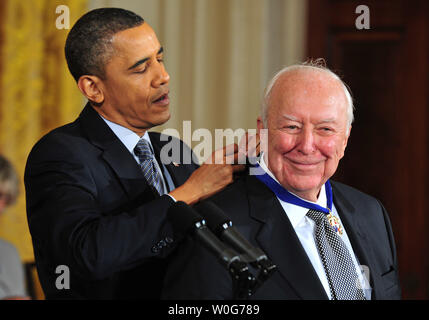 Il presidente Barack Obama awards 2010 medaglia presidenziale della libertà di artista Jasper Johns nel corso di una cerimonia alla Casa Bianca a Washington il 15 febbraio 2011. UPI/Kevin Dietsch Foto Stock