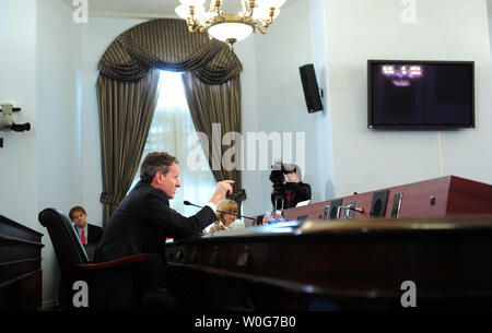 Il segretario al Tesoro Timothy Geithner testimonia prima di una casa Comitato Bilancio audizione del Dipartimento del Tesoro il FY2012 bilancio, a Washington il 16 febbraio 2011. UPI/Kevin Dietsch.. Foto Stock