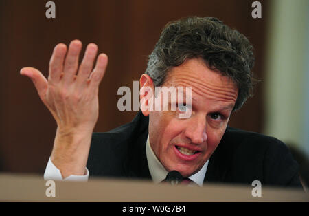 Il segretario al Tesoro Timothy Geithner testimonia prima di una casa Comitato Bilancio audizione del Dipartimento del Tesoro il FY2012 bilancio, a Washington il 16 febbraio 2011. UPI/Kevin Dietsch.. Foto Stock