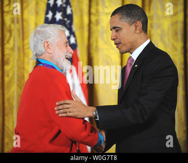 Il Presidente degli Stati Uniti Barack Obama presenta il 2010 National Medal of Arts Medal all'artista Marco di Suverol nella Sala Est della Casa Bianca a Washington il 2 marzo 2011. I premi annuali sono gestite dalla dotazione nazionale per le arti. UPI/Pat Benic Foto Stock