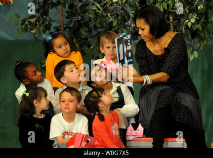 Stati Uniti la first lady Michelle Obama si legge "Il gatto nel cappello' Messicano con prima signora Margarita Zavala e scolari al Oyster-Adams bilingue Scuola elementare a Washington il 3 marzo 2011. I corsi presso la scuola pubblica sono insegnate in lingua inglese e spagnola attraverso il grado 8a. UPI/Pat Benic Foto Stock