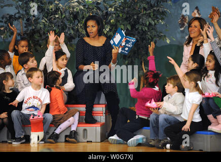 Stati Uniti la first lady Michelle Obama si legge "Il gatto nel cappello' Messicano con prima signora Margarita Zavala (destra) e scolari al Oyster-Adams bilingue Scuola elementare a Washington il 3 marzo 2011. I corsi presso la scuola pubblica sono insegnate in lingua inglese e spagnola attraverso il grado 8a. UPI/Pat Benic Foto Stock