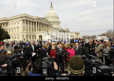 New York City Mayor Michael Bloomberg, sostenuta da membri del Congresso, parla nel corso di una conferenza stampa a chiamare per la legislazione che impone a più severi controlli in background per quasi ogni arma transazione su Capitol Hill a Washington il 15 marzo 2011. UPI/Roger L. Wollenberg Foto Stock