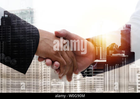 Partnership. immagine a doppia esposizione di investitore business man handshake con partner per meeting di successo trattare cityscape sfondo, concetto tecnico Foto Stock