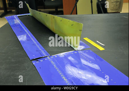 Il danno la sezione di fusoliera della pelle da Southwest volo 812 è visto presso il National Transportation Safety Board (NTSB) sede a Washington, 5 aprile 2011. I cinque piedi di sezione del Boeing 737 è in fase di esame da parte del NTSB dopo un foro formato nella fusoliera durante il volo la forzatura di un atterraggio di emergenza venerdì scorso. UPI/Kevin Dietsch Foto Stock