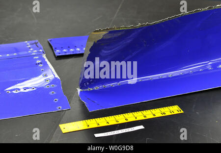 Il danno la sezione di fusoliera della pelle da Southwest volo 812 è visto presso il National Transportation Safety Board (NTSB) sede a Washington, 5 aprile 2011. I cinque piedi di sezione del Boeing 737 è in fase di esame da parte del NTSB dopo un foro formato nella fusoliera durante il volo la forzatura di un atterraggio di emergenza venerdì scorso. UPI/Kevin Dietsch Foto Stock