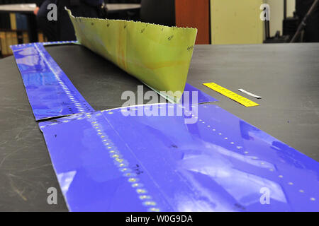 Il danno la sezione di fusoliera della pelle da Southwest volo 812 è visto presso il National Transportation Safety Board (NTSB) sede a Washington, 5 aprile 2011. I cinque piedi di sezione del Boeing 737 è in fase di esame da parte del NTSB dopo un foro formato nella fusoliera durante il volo la forzatura di un atterraggio di emergenza venerdì scorso. UPI/Kevin Dietsch Foto Stock