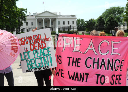 I manifestanti esprimono la loro opinione sulla morte di Osama bin Laden davanti alla Casa Bianca il 2 maggio 2011 a Washington, DC. La al-Qaida chief fu ucciso da U.S. Le guarnizioni di tenuta della navata in una delle forze speciali il funzionamento in Abbottabad, in Pakistan il 1 maggio 2011. UPI/Pat Benic Foto Stock