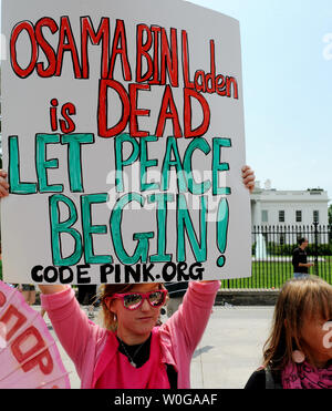 I manifestanti esprimono la loro opinione sulla morte di Osama bin Laden davanti alla Casa Bianca il 2 maggio 2011 a Washington, DC. La al-Qaida chief fu ucciso da U.S. Le guarnizioni di tenuta della navata in una delle forze speciali il funzionamento in Abbottabad, in Pakistan il 1 maggio 2011. UPI/Pat Benic Foto Stock