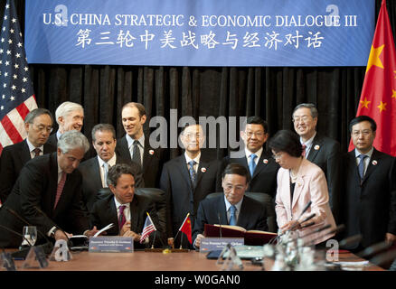 Stati Uniti Il segretario al Tesoro Tim Geithner e il cinese Vice Premier Wang Qishan segno USA-Cina quadro globale per promuovere una forte, sostenibile e la crescita equilibrata e accordo di cooperazione economica presso il Dipartimento del Tesoro a Washington il 10 maggio 2011. UPI/Kevin Dietsch Foto Stock