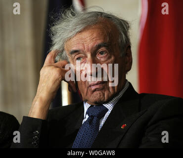 Elie Wiesel partecipa a giornate nazionali di commemorazione commemorazione della Shoah nella Rotunda di U.S. Capitol a Washington DC, il 17 maggio 2011. UPI/Roger L. Wollenberg Foto Stock