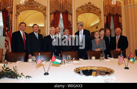 Il re Abdullah II di Giordania si incontra con il Senato Comitato delle Relazioni Estere negli Stati Uniti Capitol a Washington DC, il 17 maggio 2011. UPI/Roger L. Wollenberg Foto Stock