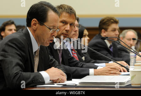 Randall Stephenson, presidente e CEO di AT&T, Inc. testimonia in merito alla proposta di fusione tra AT&T e T-Mobile prima casa Comitato Giudiziario al Campidoglio di Washington il 26 maggio 2011. A destra è René Obermann, CEO di Deutsche Telekom AG. UPI/Roger L. Wollenberg Foto Stock