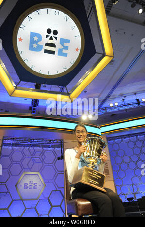 Sukanya Roy, 14, un ottavo della livellatrice in Wilkes-Barre, PA, detiene il trofeo dopo la vittoria del 2011 Scripps National Spelling Bee, Giugno 2, 2011, in porto nazionale, MD. Roy ha vinto tramite la corretta ortografia della parola ' cymotrichous ' significato avente dei capelli ondulati. UPI/Mike Theiler Foto Stock