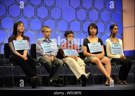 Sukanya Roy, 14, un ottavo della livellatrice in Wilkes-Barre, PA, (R), il futuro campione, si siede con gli altri finalisti (L-R) Laura Newcombe, 12, Toronto, Canada, Dakota Jones, 14, di Las Vegas, NV, Arvind Mahankali, 11, di Forest Hills, NY e Joanna Ye, 14, di Carlisle, PA, come essi sono il solo controllo ortografia lasciato nel 2011 Scripps National Spelling Bee, Giugno 2, 2011, in porto nazionale, MD. Roy ha vinto tramite la corretta ortografia della parola ' cymotrichous ' significato avente dei capelli ondulati. UPI/Mike Theiler Foto Stock