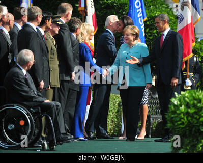 Il cancelliere tedesco Angela Merkel saluta il Segretario di Stato Hillary Clinton come Presidente Barack Obama segue dietro durante un ufficiale cerimonia di arrivo sul prato Sud della Casa Bianca a Washington il 7 giugno 2011. UPI/Kevin Dietsch Foto Stock