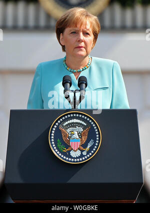 Il cancelliere tedesco Angela Merkel offre commento durante un ufficiale cerimonia di arrivo sul prato Sud della Casa Bianca a Washington il 7 giugno 2011. UPI/Kevin Dietsch Foto Stock