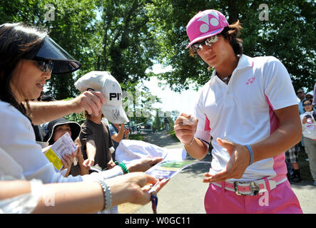 Ryo Ishikawa del Giappone firma autografi durante una pratica rotonda prima dell'U.S. Aprire al Congressional Country Club di Bethesda, Maryland il 15 giugno 2011. UPI/Kevin Dietsch Foto Stock