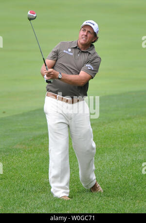 Phil Mickelson guarda il suo hits giù il quinto fairway durante il secondo turno di U.S. Aprire al Congressional Country Club di Bethesda, Maryland il 17 giugno 2011. UPI/Kevin Dietsch Foto Stock