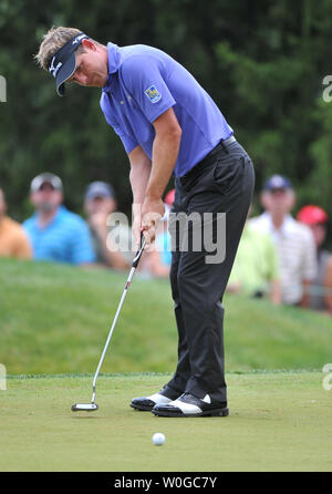 Luke Donald d'Inghilterra putts sulla terza verde durante il secondo turno di U.S. Aprire al Congressional Country Club di Bethesda, Maryland il 17 giugno 2011. UPI/Kevin Dietsch Foto Stock