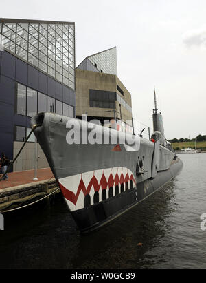 La USS Torsk, l'ultimo sommergibile per affondare una nave della II Guerra Mondiale, è visto vicino all'acquario di Baltimora nel porto interno del Distretto di Baltimora il 18 giugno 2011. UPI/Roger L. Wollenberg Foto Stock