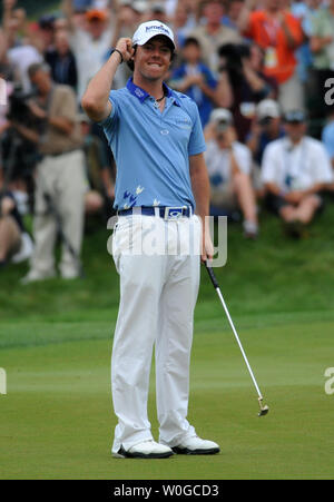 In Irlanda del Nord la Rory McIlroy sorrisi e jubilates dopo la sua ultima putt e vincendo il 2011 U.S. Open di golf al Congressional Country Club di Bethesda, Maryland il 19 giugno 2011. McIlroy impostare un record di vincere con un 16-sotto-par punteggio. UPI/Pat Benic Foto Stock